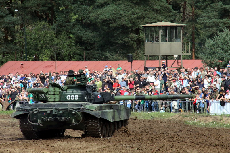 Ze současné techniky se představí například česká verze tanku T-72, tedy T-72M4CZ.