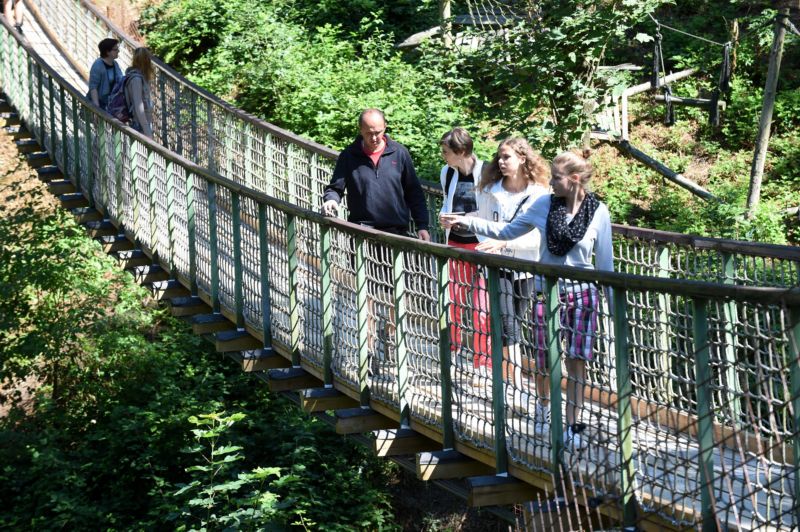 Zoo Olomouc minulý měsíc po třech letech rekonstrukce otevřela průchozí výběh makaků červenolících. Jde o jediné opičí safari v ČR.