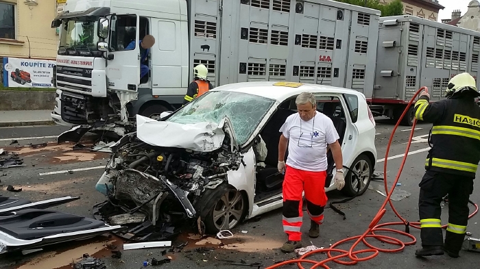 Zdemolované auto po nehodě.