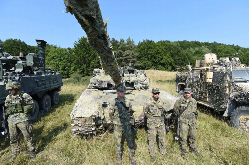 Vojáci NATO. Vojáci NATO.
