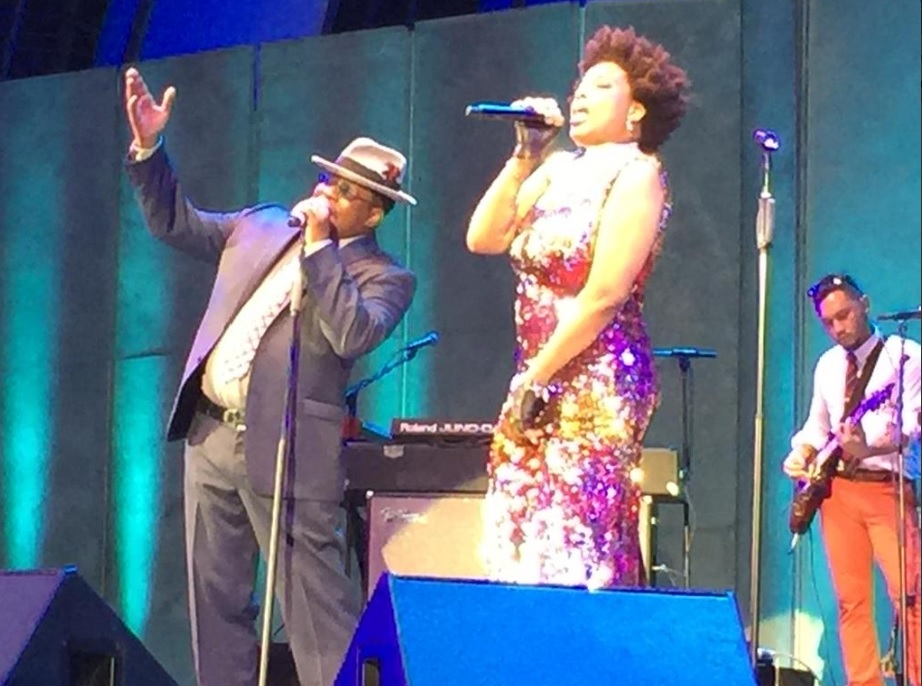 Bobby Brown a Macy Gray na společném vystoupení písně Real Love.