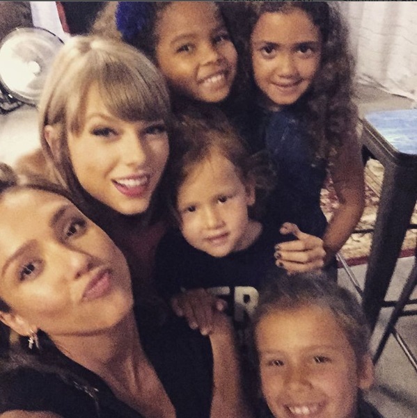 Taylor se s Jessicou seznámila při natáčení svého videoklipu a padly si do noty.