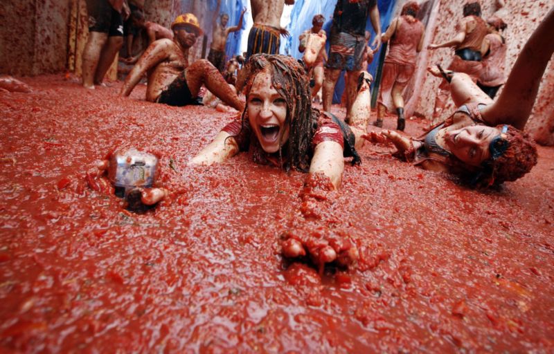 Během festivalu La Tomatina se ve španělských ulicích rozprsklo až 150 tun rajčat.