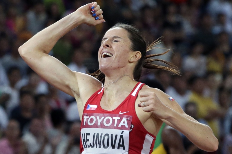 Zuzana Hejnová překonala zdravotní lapálie. Loni ji trápily problémy s nohama, před finále světového šampionátu se zase nachladila. Přesto na trati 400 metrů překážek obhájila titul mistryně světa a na světovém šampionátu v Pekingu získala první zlato pro českou výpravu. Cílem pak stejně jako v Moskvě proběhla se zavřenýma očima.
