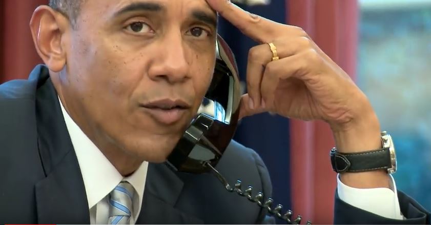 Obama u telefonu v Oválné pracovně