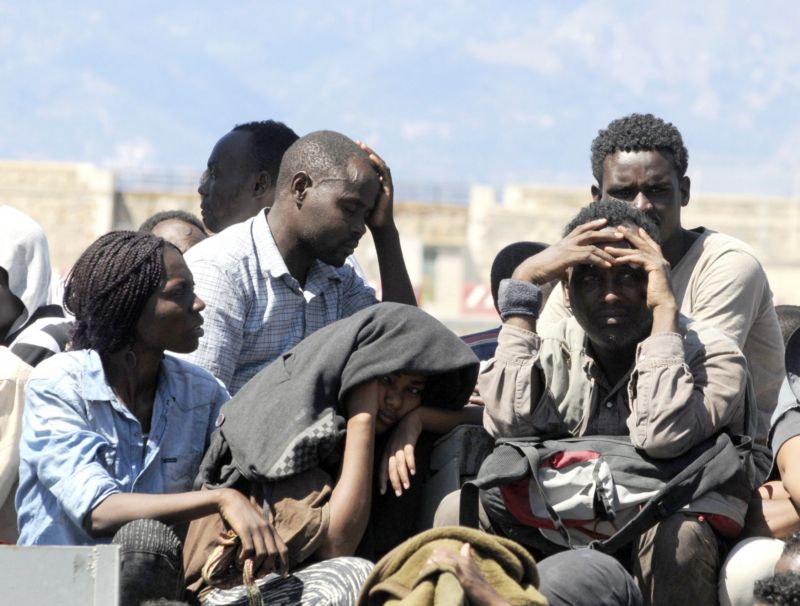 Imigranti čekají na vylodění na jihu Itálie. Imigranti čekají na vylodění na jihu Itálie.