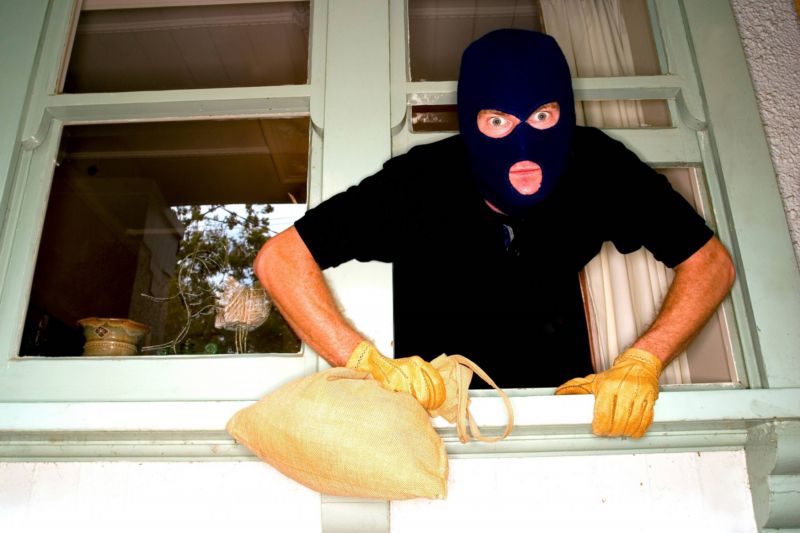 Zloděj, který se snaží utéct pryč s lupem (ilustrační foto). Zloděj, který se snaží utéct pryč s lupem (ilustrační foto).
