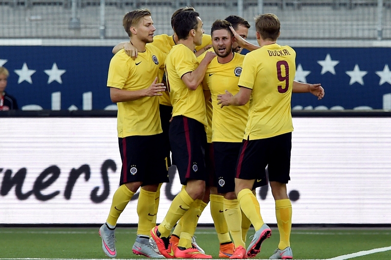 Fotbalisté Sparty slaví postup do Evropské ligy.