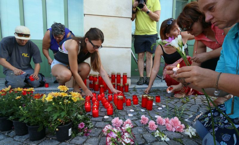 Rakušané zapalují svíčky za uprchlíky, kteří byli dnes nalezení mrtví u rakouské dálnice. Rakušané zapalují svíčky za uprchlíky, kteří byli dnes nalezení mrtví u rakouské dálnice.