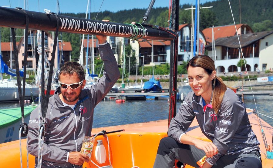 Léto tráví se synem a manželem. Léto tráví se synem a manželem.