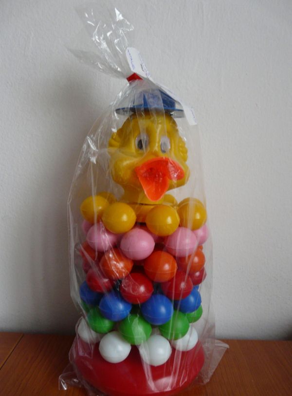 Barevná plastová hračka s hlavou kačera je nebezpečná zejména pro děti do tří let.