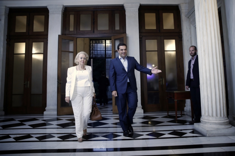 Nová premiérka Vasiliki Thanosová a bývalý řecký premiér Alexis Tsipras.