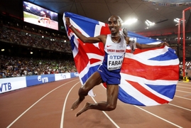 Mohamed Farah slaví další zlato.