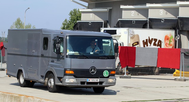 Policie vyprošťuje těla běženců z chladírenského vozu.