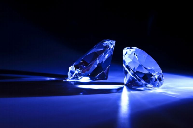Zloděj v Číně vyměnil vystavovaný diamant za padělek. Zloděj v Číně vyměnil vystavovaný diamant za padělek.