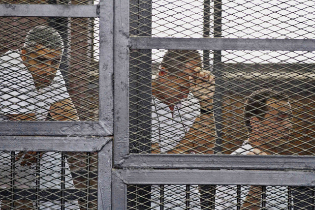 Novináři katarské televizní stanice Al-Džazíra u soudu v Káhiře. Na snímku zleva šéf káhirské redakce Mohamed Fadel Fahmy, který má egyptské i kanadské občanství, australan Peter Greste a egyptský producent Báhir Muhammad.
