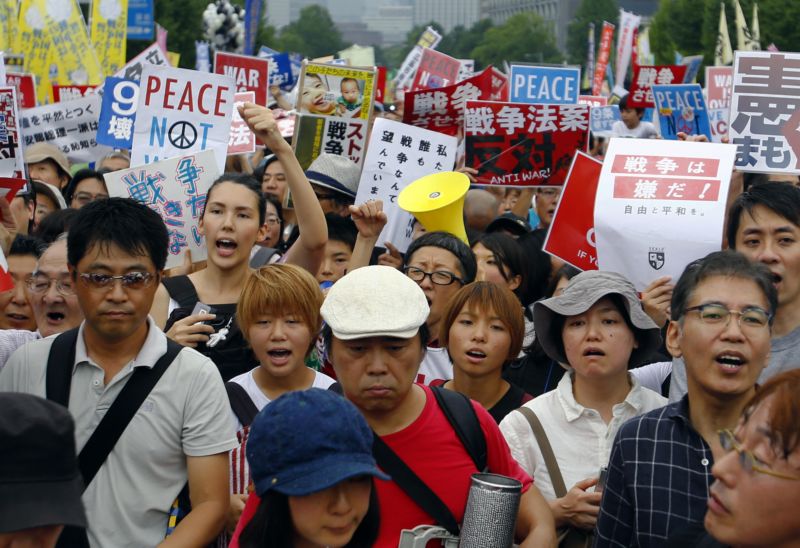 V Tokiu se masově protestuje proti posílení vlivu armády. V Tokiu se masově protestuje proti posílení vlivu armády.