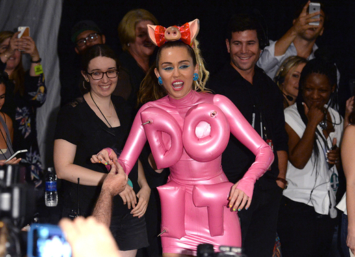 Miley Cyrusová představila svou novinku o kouření marihuany.