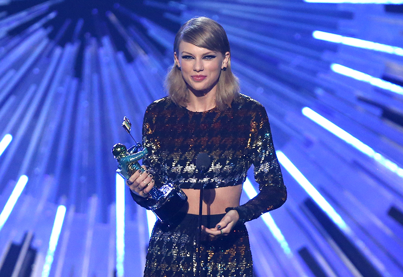 Taylor Swiftová si odnesla ceny za písně Blank Space a Bad Blood.