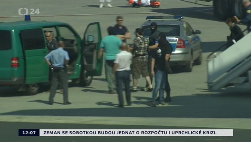 V Praze přistálo letadlo s Kevinem Dahlgrenem (na snímku uprostřed v kostkované košili), který byl obviněn ze čtyřnásobné vraždy v Brně-Ivanovicích z roku 2013. V Praze přistálo letadlo s Kevinem Dahlgrenem (na snímku uprostřed v kostkované košili), který byl obviněn ze čtyřnásobné vraždy v Brně-Ivanovicích z roku 2013.