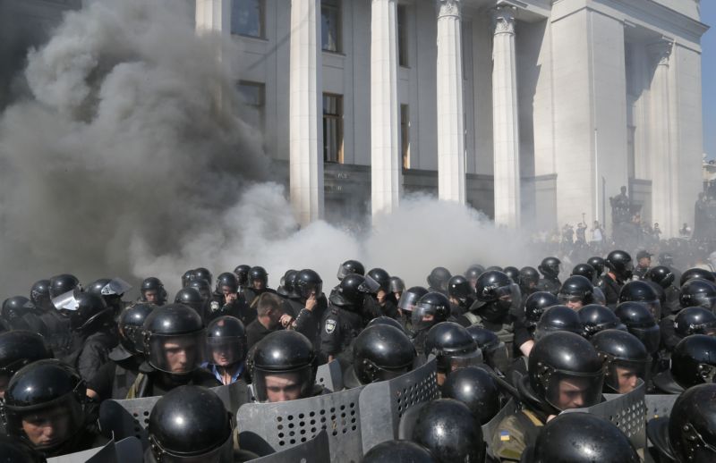 Útočník vrhl granát do davu policistů.