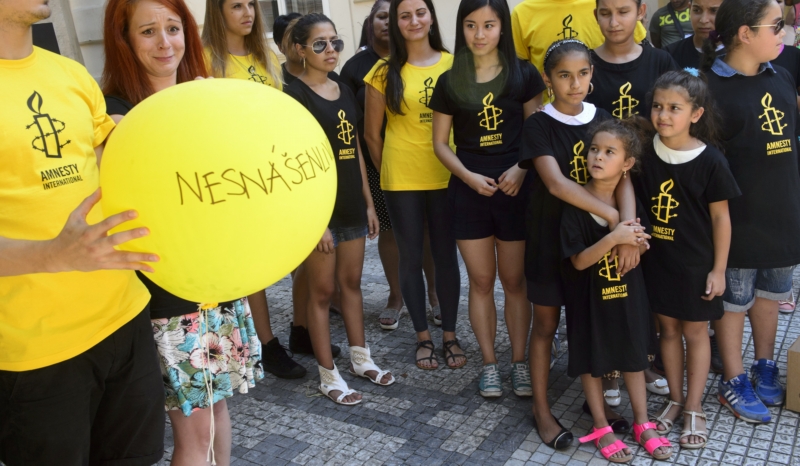 Organizace Amnesty International uspořádala happening u budovy ministerstva školství. Organizace Amnesty International uspořádala happening u budovy ministerstva školství.