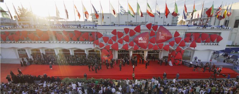 Červený koberec na Benátském filmovém festivalu, rok 2012.