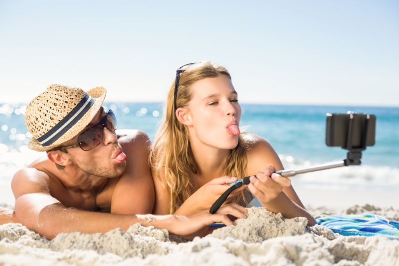Pomocí takzvaných selfie tyčí si lidé pořizují vlastná autoportréty určené především na sociální sítě.