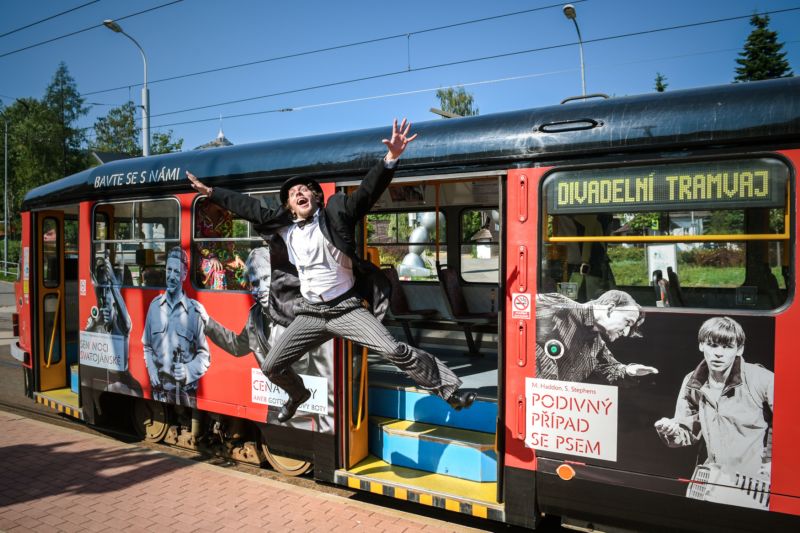 Liberecké divadlo F. X. Šaldy zahájilo sezonu vystoupeními v divadelní tramvaji. Liberecké divadlo F. X. Šaldy zahájilo sezonu vystoupeními v divadelní tramvaji.