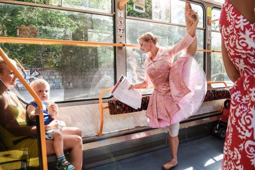 Baletka tancuje v liberecké tramvaji.