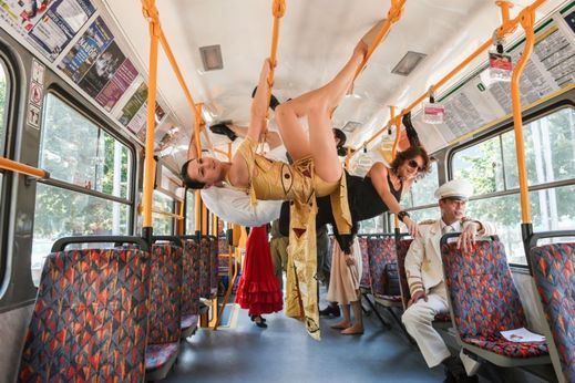 Liberecké divadlo F. X. Šaldy upozorňuje pomocí vystoupení v tramvaji na zahájení nové sezony.