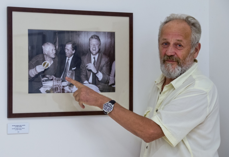 Jiří Jírů na své vernisáži fotografií. Jiří Jírů na své vernisáži fotografií.