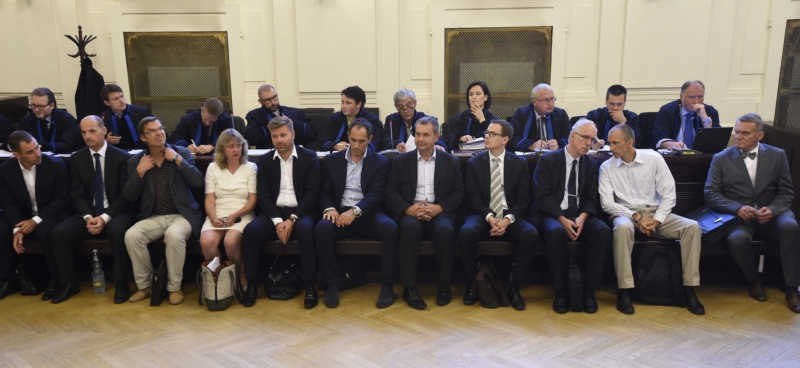 Pět úředníků i tři vrcholní pražští politici odmítli vinu v další části kauzy opencard.
