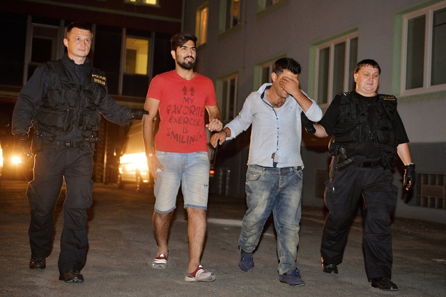 Převoz běženců z plzeňské celní správy do zařízení pro uprchlíky.
