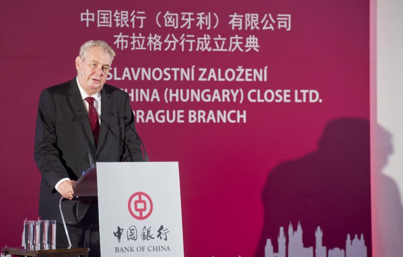 Prezident Miloš Zeman hovoří 31. srpna ve Španělském sále Pražského hradu k účastníkům akce při příležitosti otevření pobočky Bank of China v ČR.