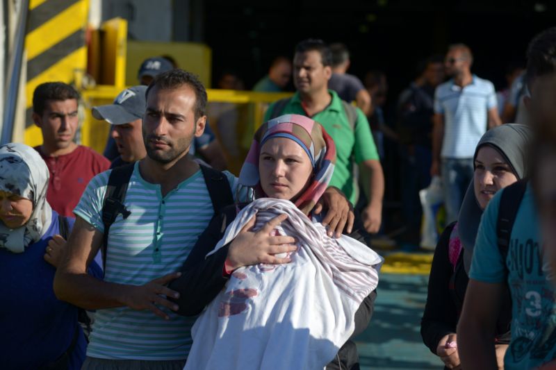 Migranti, kteří připlouvají do Atén trajektem. Migranti, kteří připlouvají do Atén trajektem.
