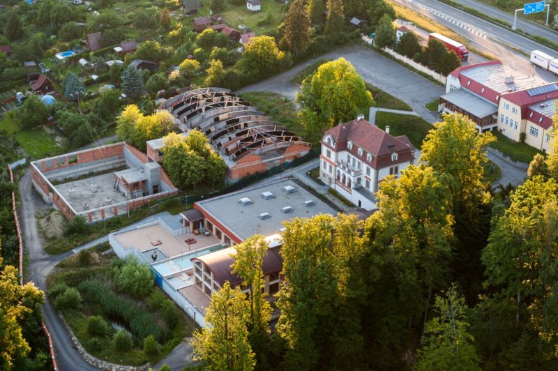 Letecký pohled na areál termálních lázní Chrastava. Letecký pohled na areál termálních lázní Chrastava.
