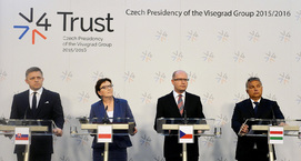 Mimořádný summit předsedů vlád zemí Visegrádské skupiny k řešení migrační krize se konal 4. září v Praze. Zleva premiér Slovenska Robert Fico, polská premiérka Ewa Kopaczová, premiér Bohuslav Sobotka a maďarský premiér Viktor Orbán na tiskové konferenci po jednání.