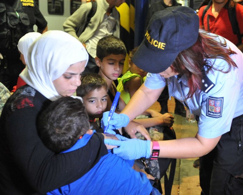 Migrantů, kteří směřují do cílových zemí přes jižní Moravu, přibývá. V noci na 1. září jich na břeclavském nádraží zadržela policie ve vlacích z Rakouska a Maďarska asi dvě stě.