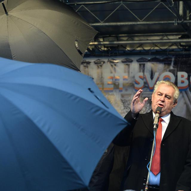 Miloš Zeman po palbou vajec na Albertově.