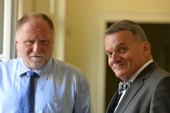 Jeden z obviněných, exprimátor Bohuslav Svoboda (vpravo) se svým advokátem Tomášem Sokolem.