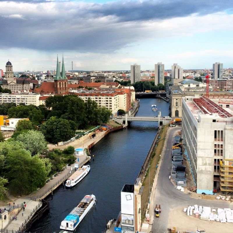 Berlín jako symbol rozdělení země na západ a východ. Berlín jako symbol rozdělení země na západ a východ.