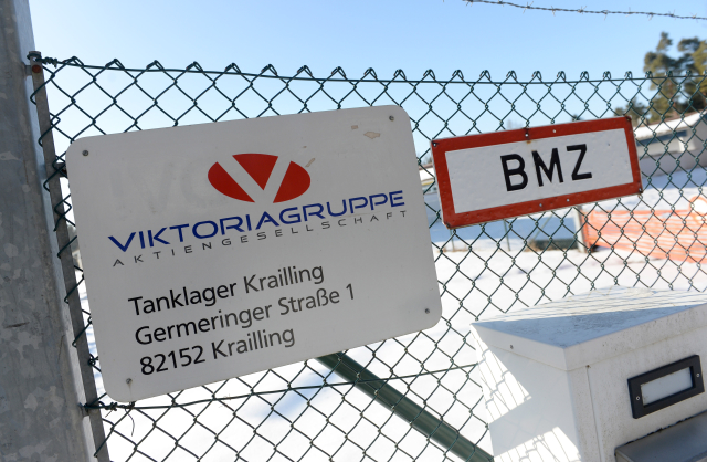 Logo Viktoria Gruppe při vjezdu do areálu.