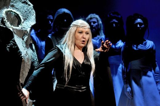 Eva Urbanová jako při generální zkoušce stejnojmenné opery.