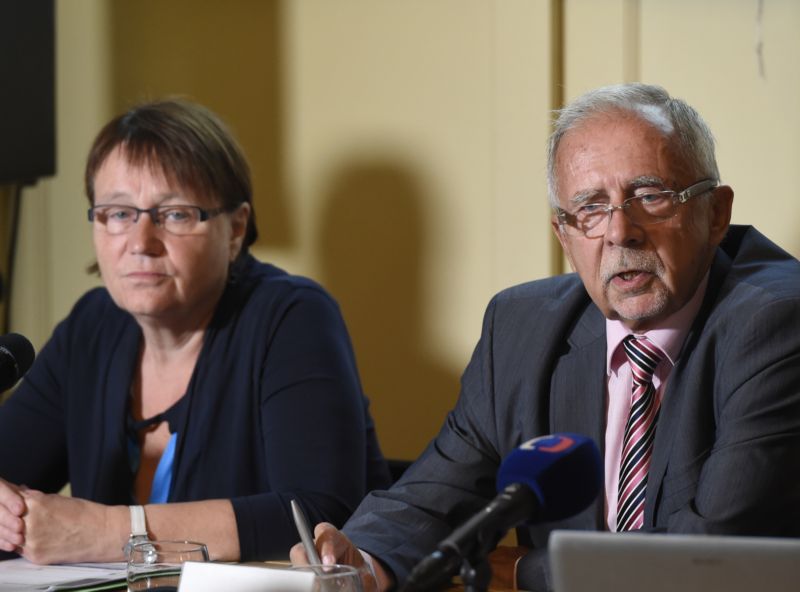 Zleva veřejná ochránkyně práv Anna Šabatová a její zástupce Stanislav Křeček vystoupili 3. září v Praze na tiskové konferenci. Zleva veřejná ochránkyně práv Anna Šabatová a její zástupce Stanislav Křeček vystoupili 3. září v Praze na tiskové konferenci.