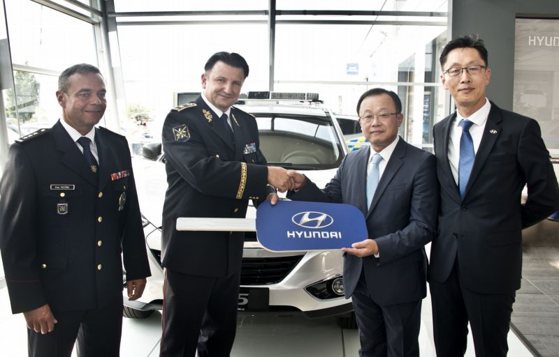 Zleva: plk. Petr Petřík, náměstek policejního prezidenta pro ekonomiku, brig. gen. Tomáš Tuhý, policejní prezident, Dongwoo Choi, prezident HMMC, a Byung Kwon Sir, prezident HMCZ.