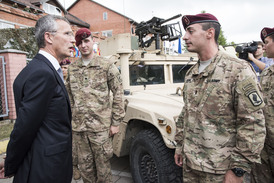 Šéf NATO Stoltenberg s aliančními vojáky v Litvě.