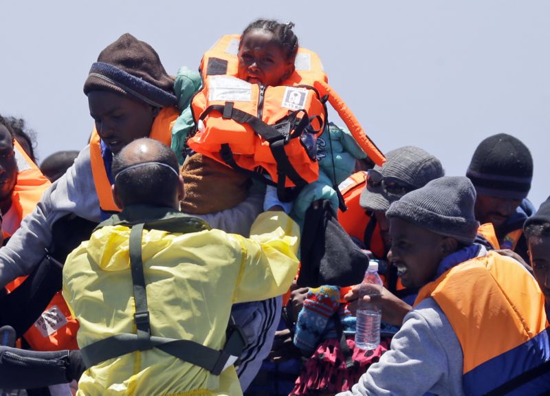 Cesta přes Středozemní moře na přeplněných plavidlech se migrantům může stát osudnou.
