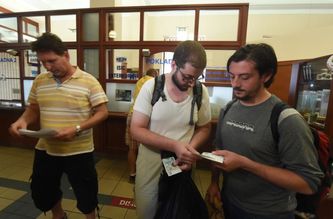 Vysokoškolsky vzdělaný počítačový inženýr ze Sýrie Abdal Rzzák (uprostřed).