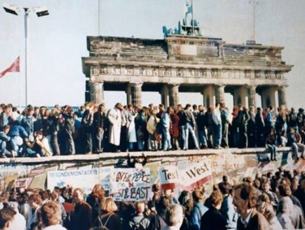Pád berlínské zdi v roce 1989. Pád berlínské zdi v roce 1989.